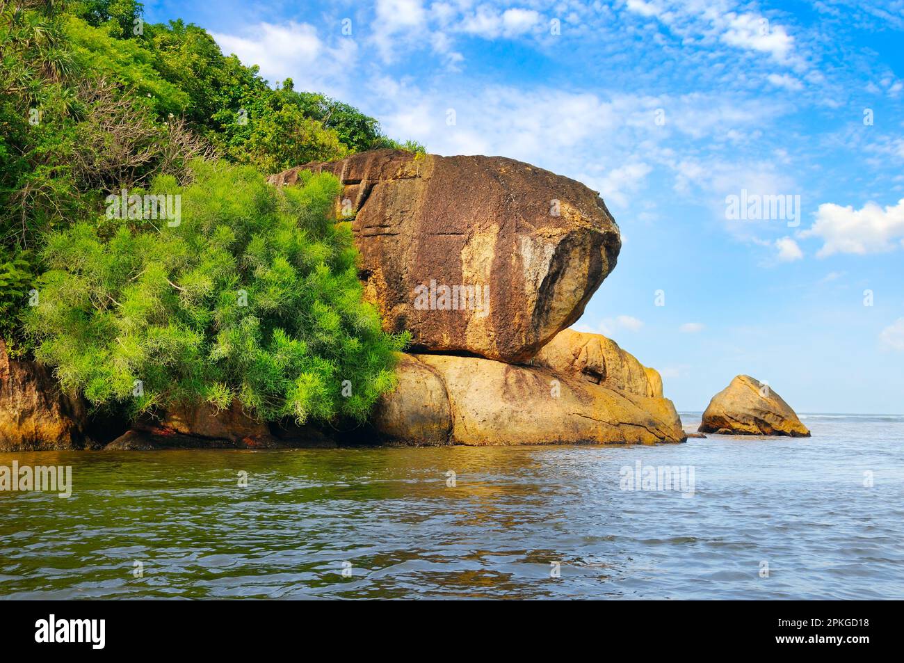 Wunderschöne Meereslandschaft. Blue Bay und Stone Cliff. Sri Lanka. Stockfoto