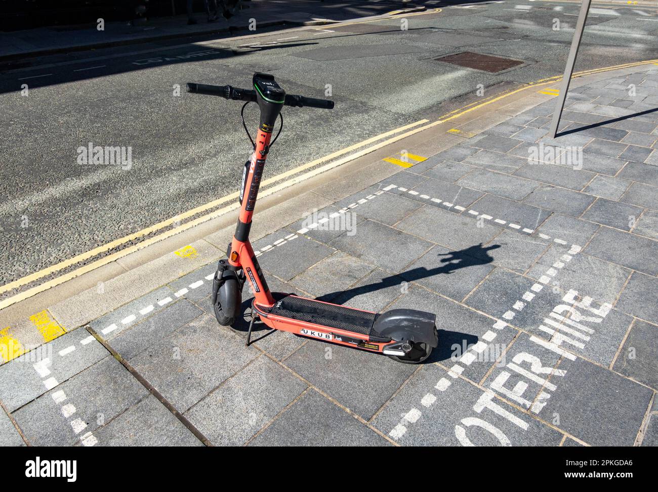 Ein einsamer VOI-Roller, der auf einem ausgewiesenen Parkplatz in Liverpool gemietet wird Stockfoto