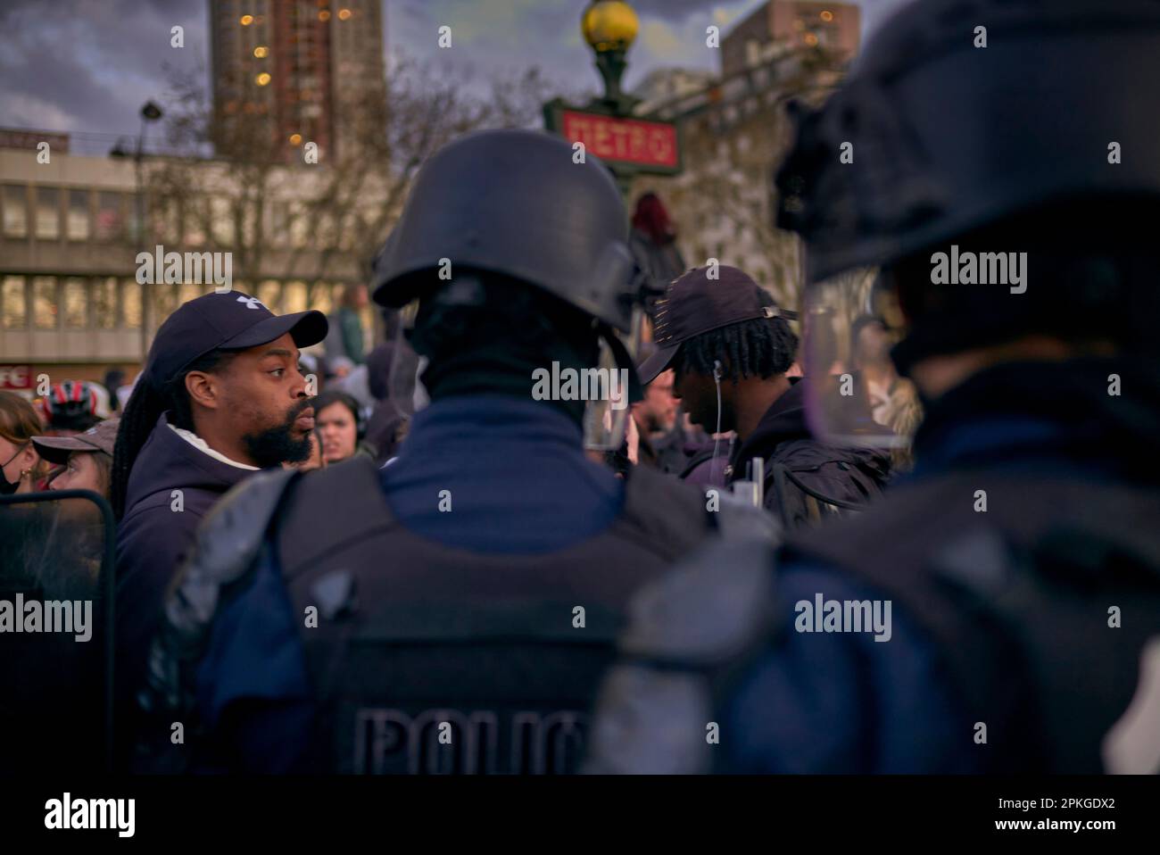 6. April 2023, Paris, Ile-de-France, Frankreich: Demonstranten stoßen auf der Avenue des Gobelins mit der französischen Polizei an. Tränengas wird verwendet, Demonstranten wurden verhaftet, während andere Demonstranten versuchen, sie zu erreichen. Der Kampf gegen den Rentenreformplan von Macron ist in Frankreich noch nicht abgeschlossen. (Kreditbild: © Norbert Voskens/ZUMA Press Wire) NUR REDAKTIONELLE VERWENDUNG! Nicht für den kommerziellen GEBRAUCH! Stockfoto