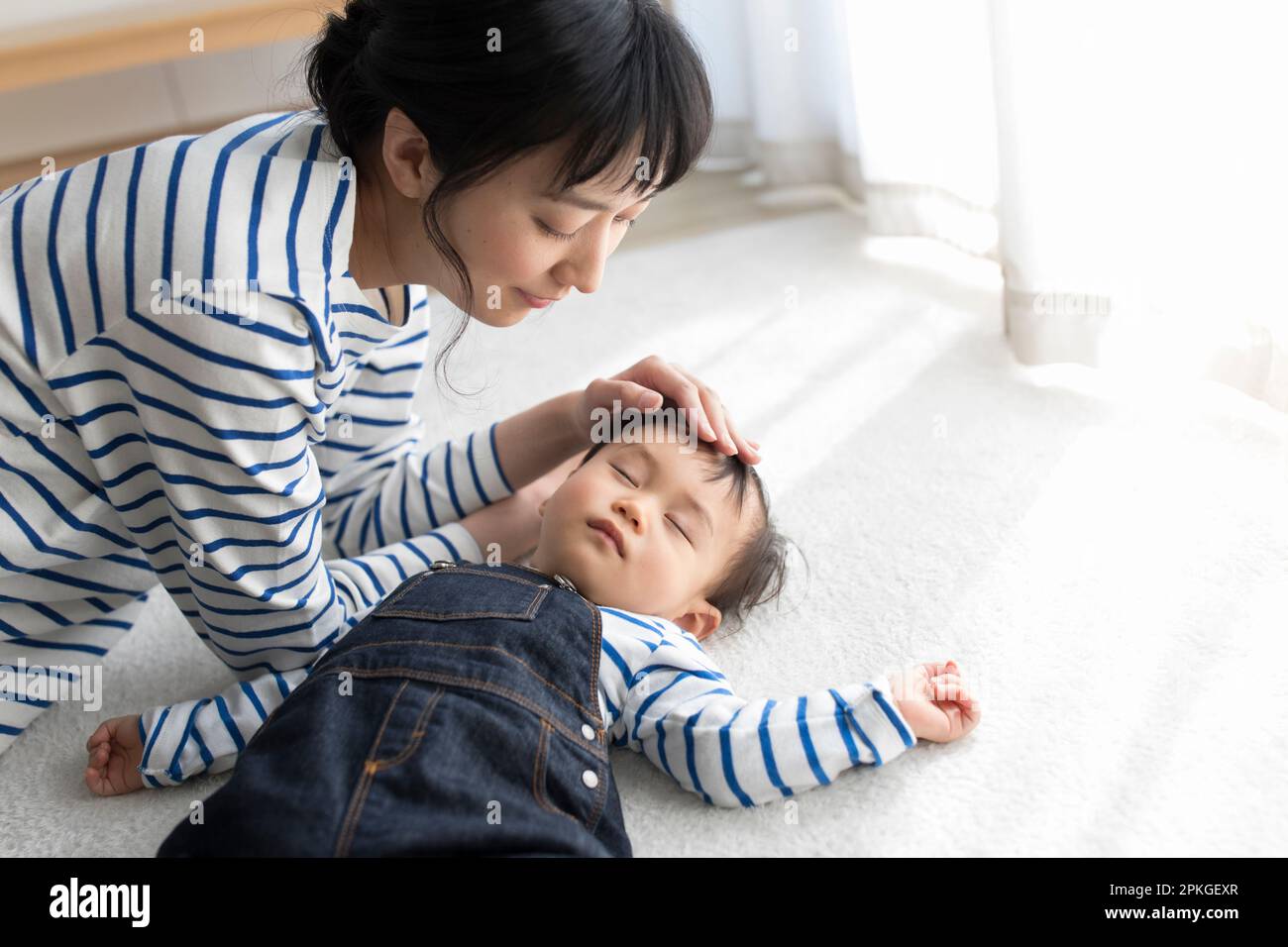 Mutter mit Baby schlafen Stockfoto