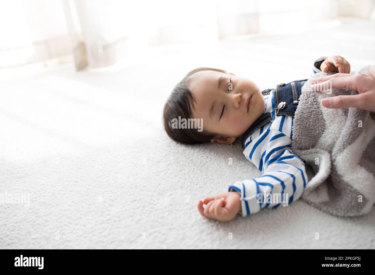 Mutter schläft mit Baby Stockfoto