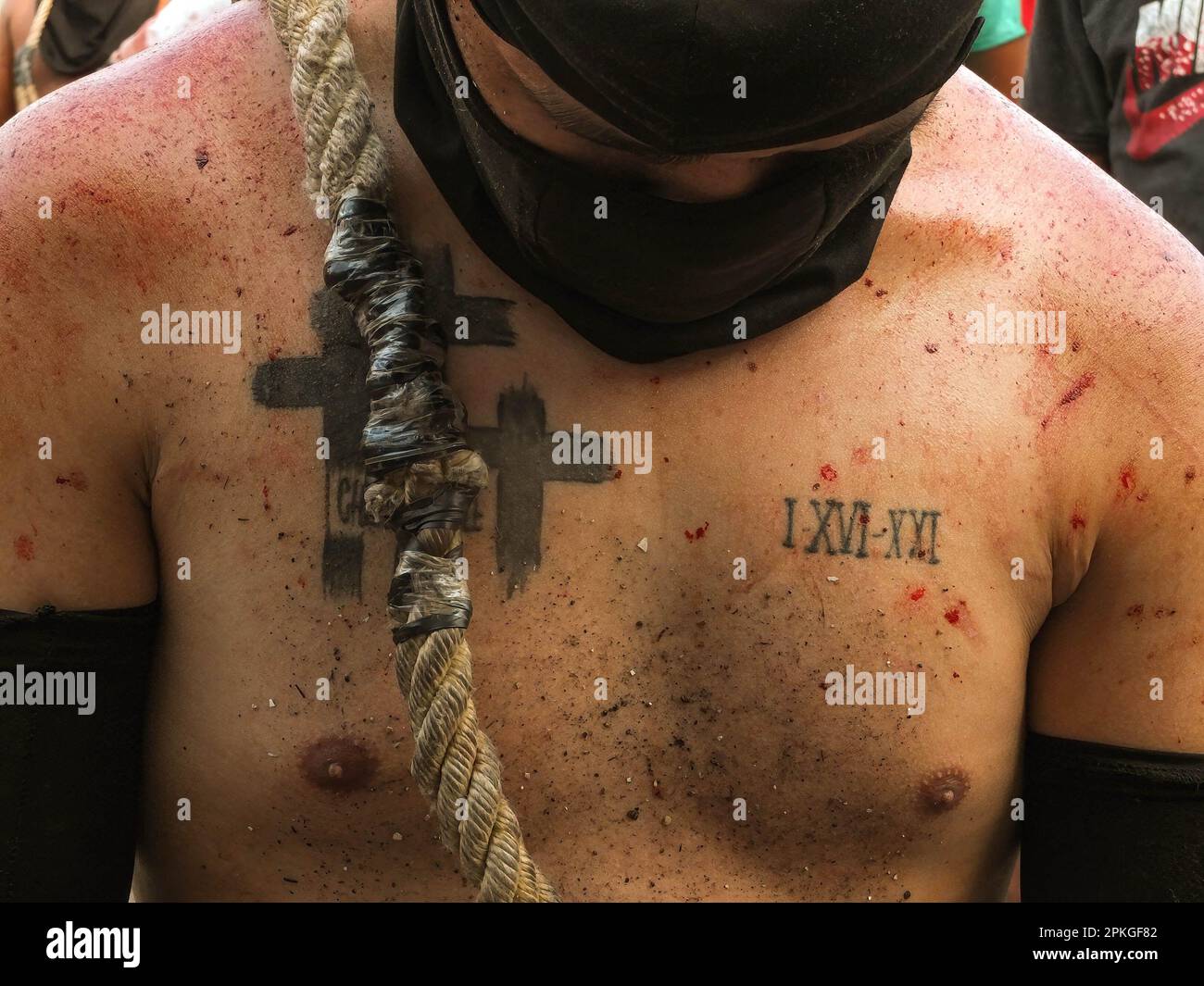 Navotas, Philippinen. 07. April 2023. Ein Flagellant mit einem Seil an der Schulter bei Barangay Bangkulasi. Sie glaubten, es sei Buße, ihre Sünden wegzuspülen. Die Sünden werden mit Blutvergießen bestraft, da sie sich bereitwillig der Selbstmord für göttliche Intervention unterwerfen. (Foto: Josefiel Rivera/SOPA Images/Sipa USA) Guthaben: SIPA USA/Alamy Live News Stockfoto