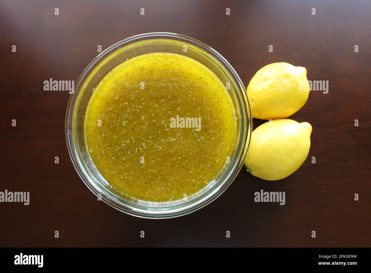 Zitronenmarinade, ganze Zitronen, gepresste Zitronen, Essensblog, Obstmarinade ohne Hintergrund Stockfoto