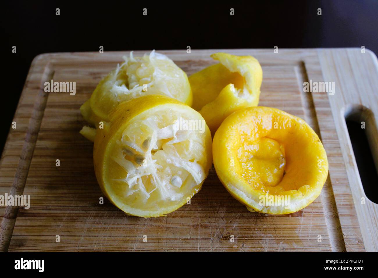Zitronen gepresst, Zitronen gepresst, Essenszubereitung Stockfoto