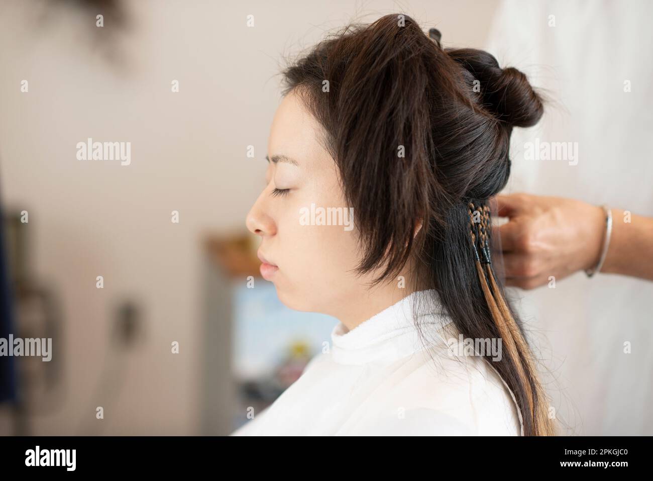 Frau bekommt Haarverlängerungen Stockfoto