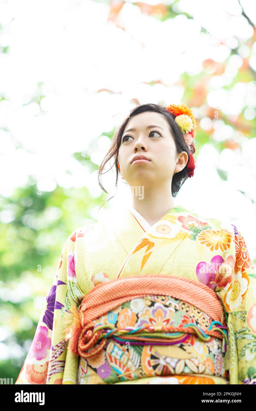 Eine Frau in Kimono, die im Wald steht Stockfoto