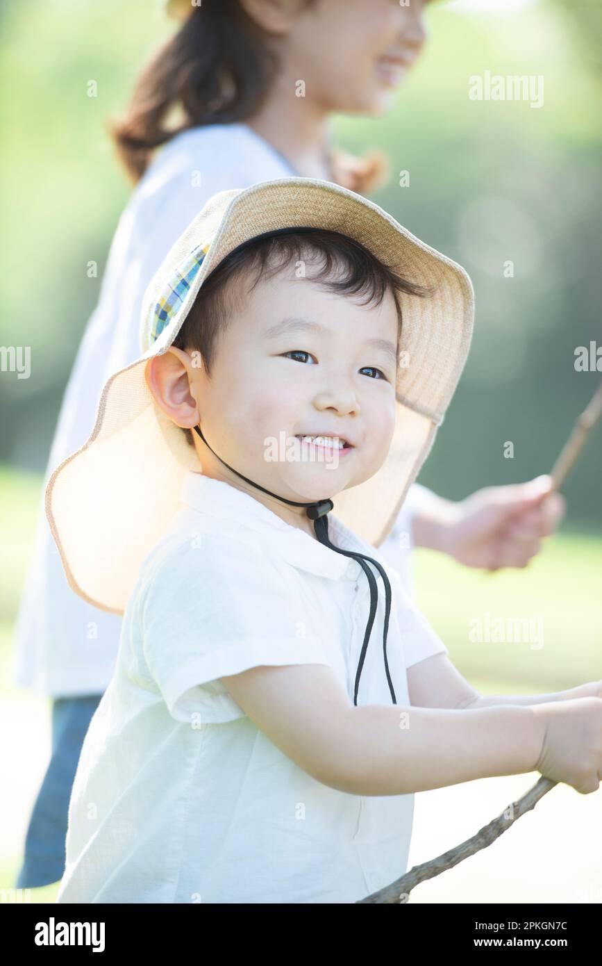 Schwester und Bruder mit Baumzweigen Stockfoto