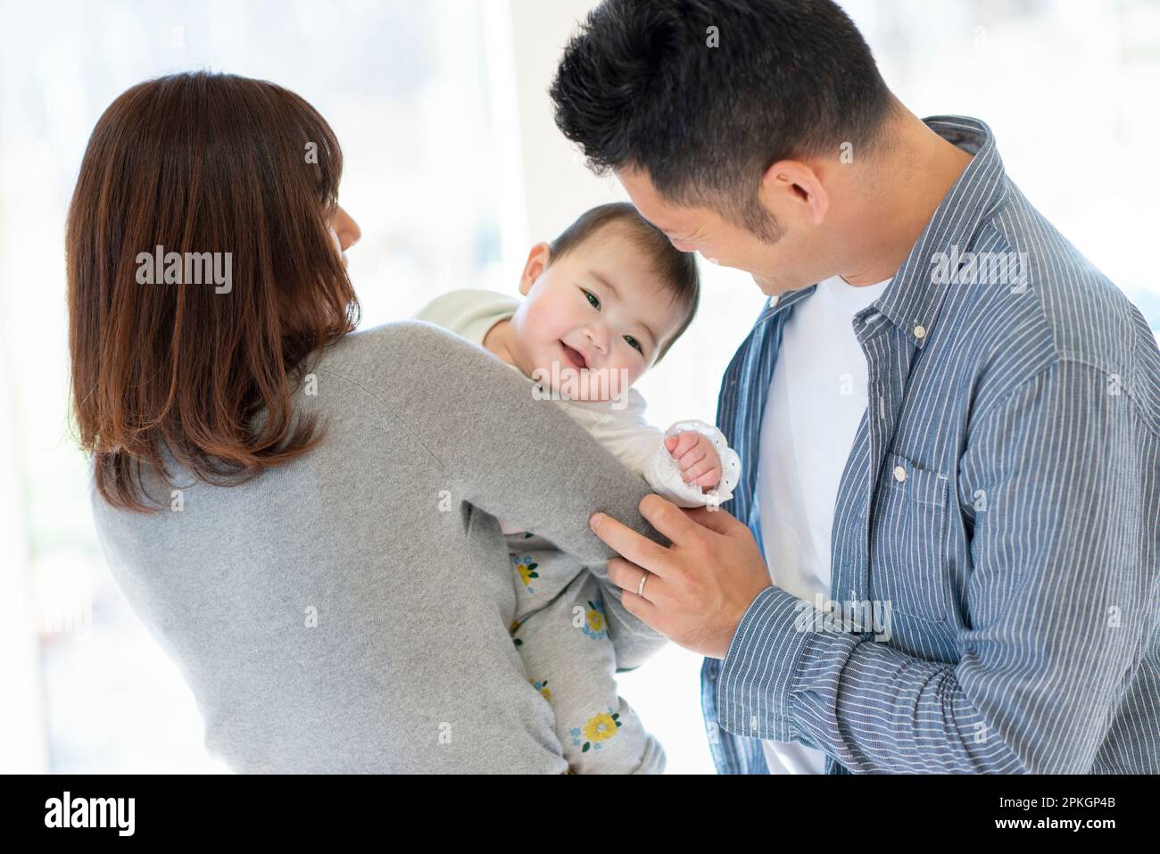 Eltern passen auf das Baby auf Stockfoto