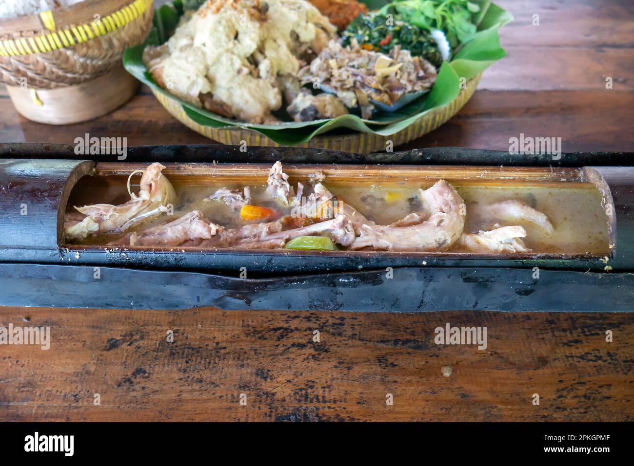 Garang asem, ein traditionelles indonesisches Essen, köstliches Hähnchen in verbranntem Bambus gekocht Stockfoto
