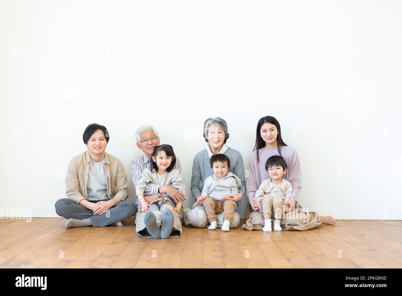 Lächelnde Familie von 3 Generationen Stockfoto