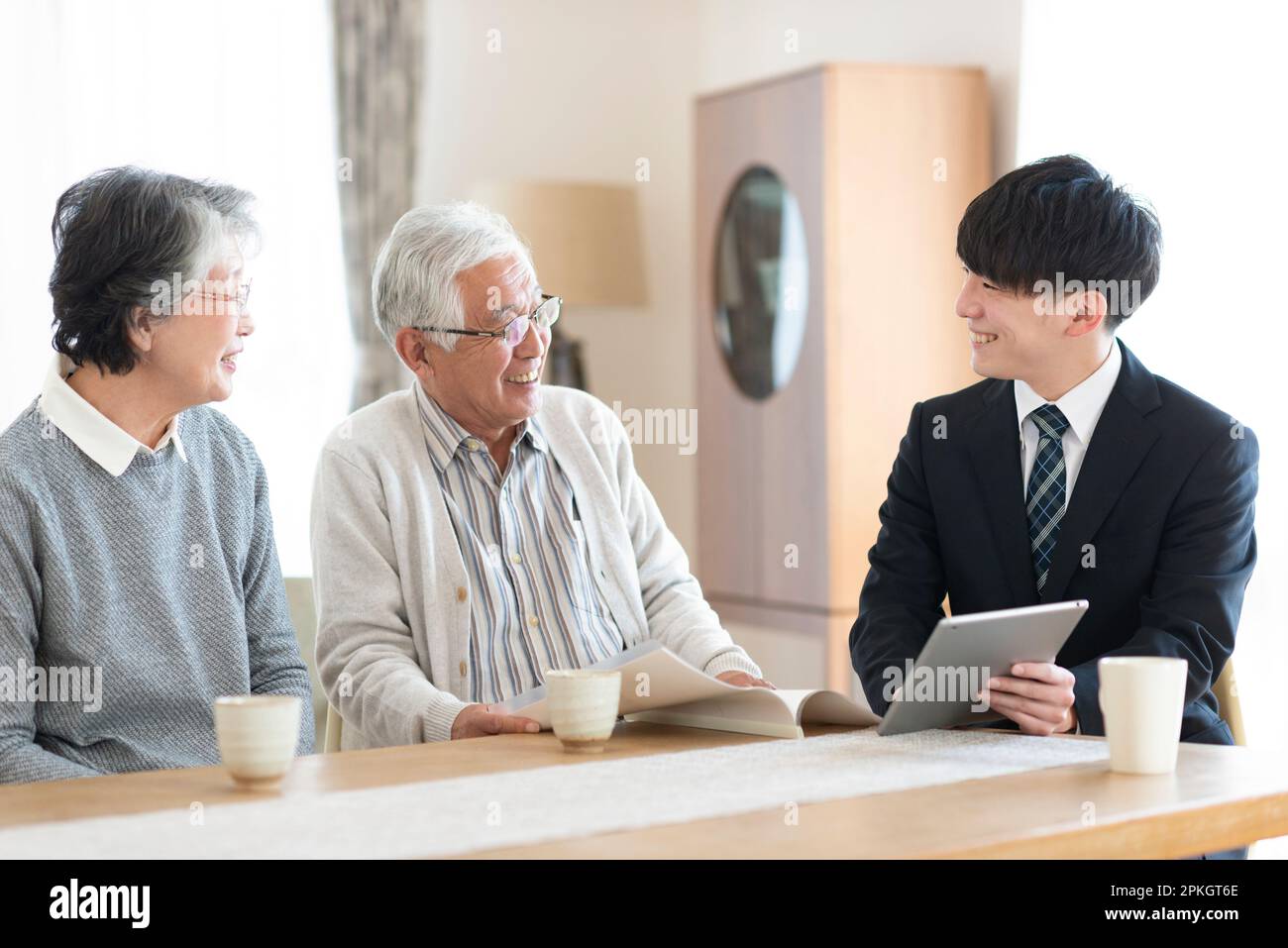 Seniorenpaar spricht mit Geschäftsmann Stockfoto