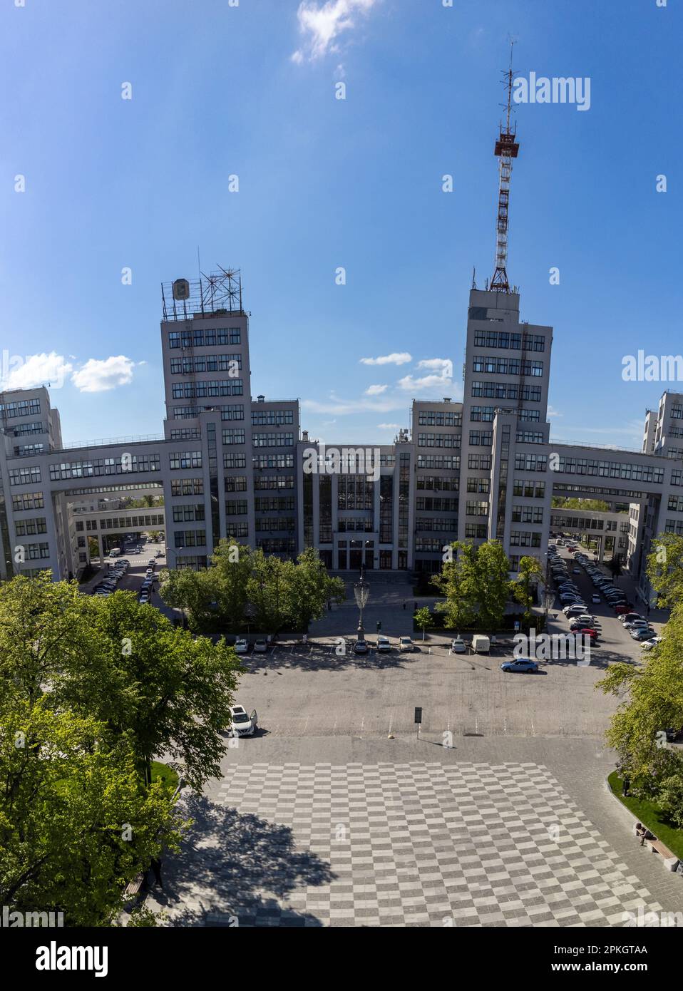 Derzhprom-Gebäude am blauen Himmel im Frühling im Zentrum von Charkiv, Ukraine. Konstruktivistischer Architekturstil Stockfoto