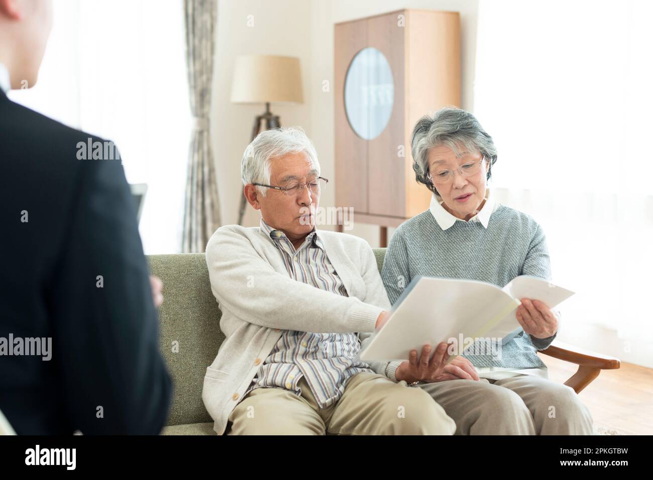 Seniorenpaar spricht mit Geschäftsmann Stockfoto