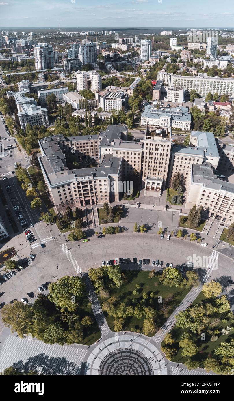 Panoramablick über die Stadt auf das nördliche Gebäude der Karazin National University mit rundem Brunnen im Frühling Charkiv, Ukraine Stockfoto