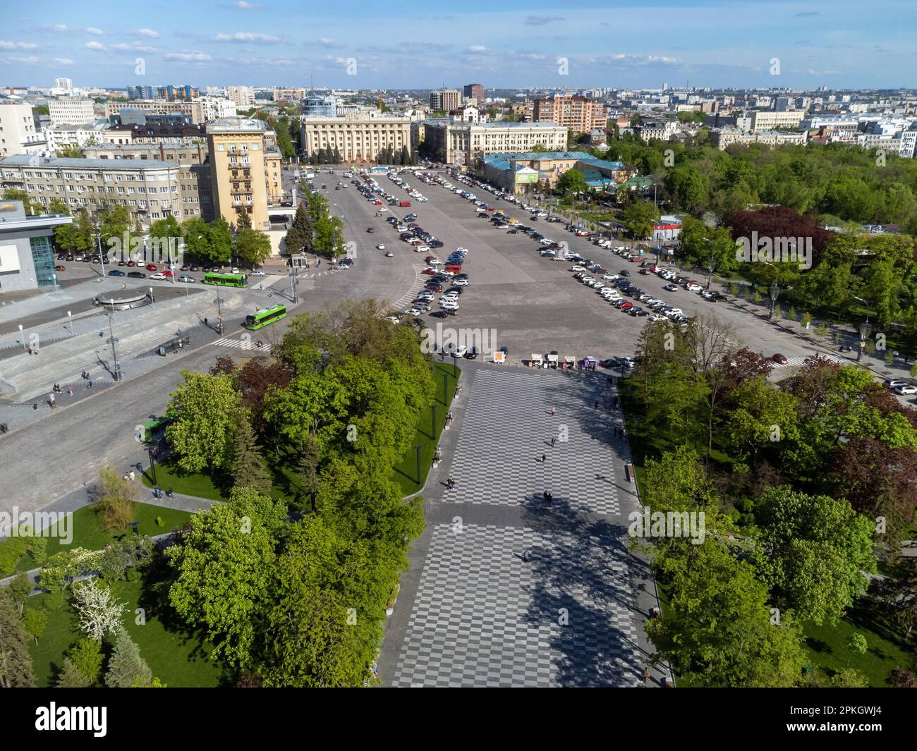 Luftblick auf den Freedom (Svobody) Square mit grünem Quellpark und Parkplätzen. Charkiv Stadtzentrum, Ukraine Stockfoto