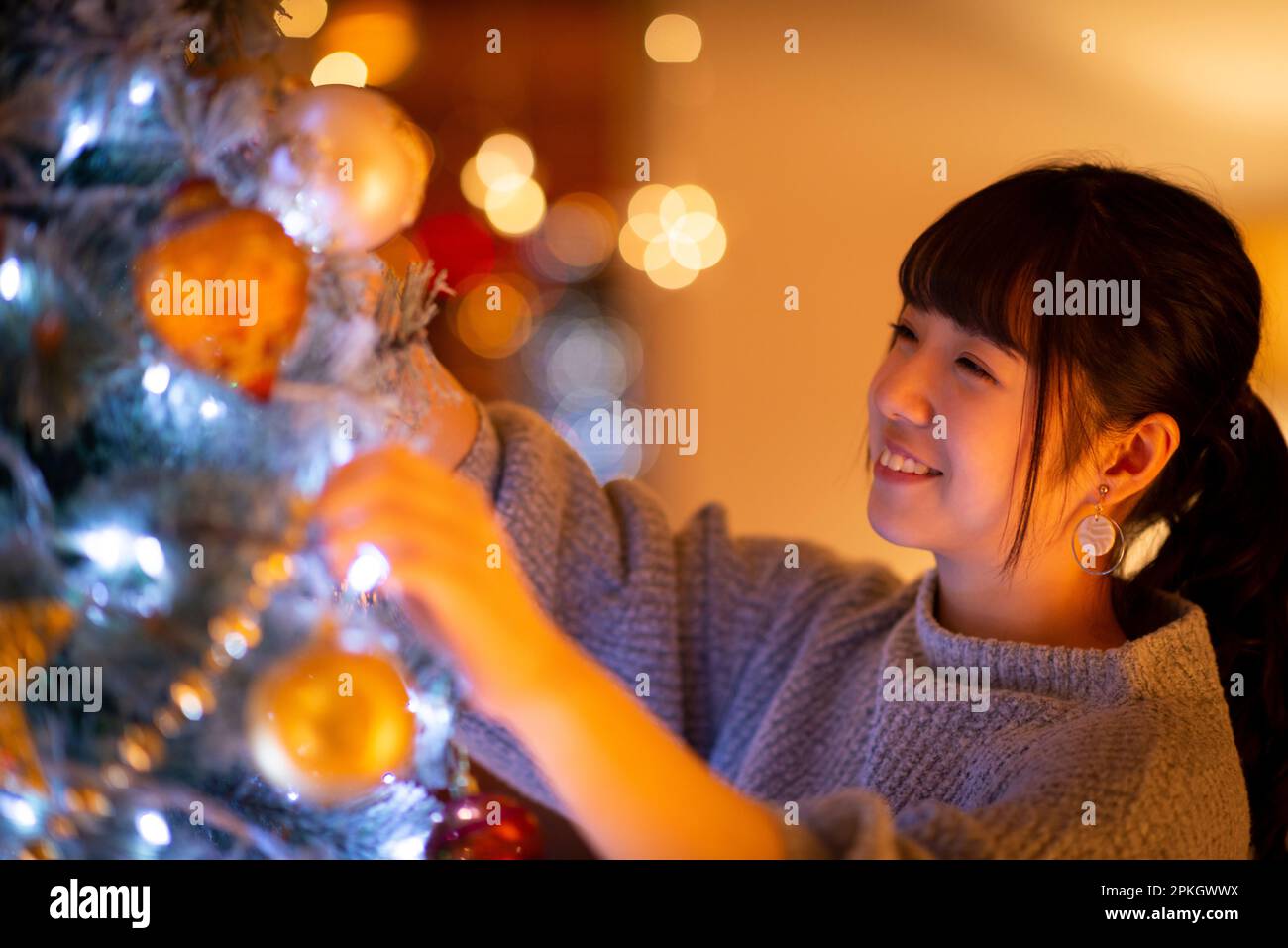 Dekorieren Weihnachtsbaum Frau Stockfoto