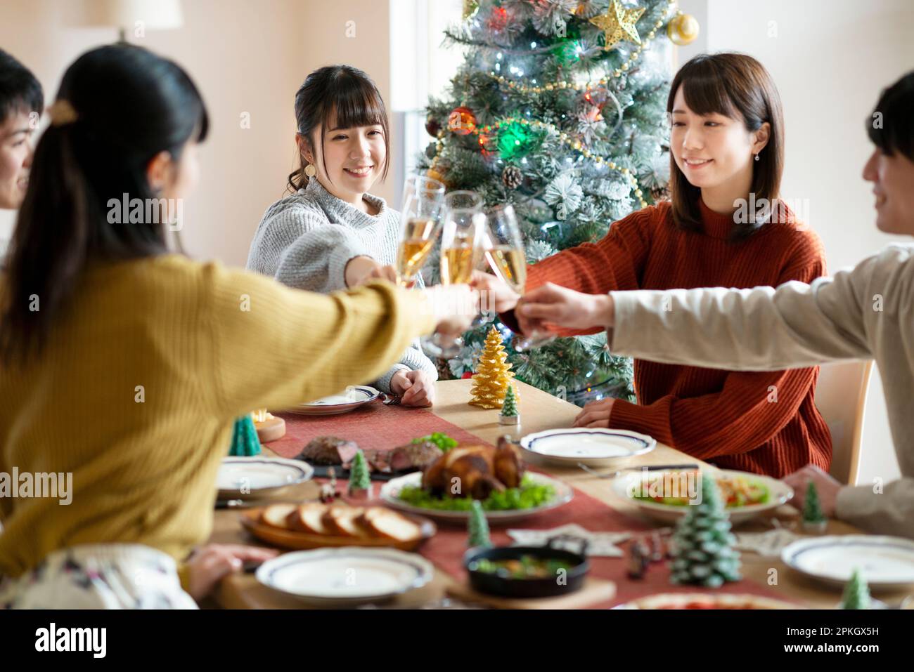 Junge Leute, die auf eine Weihnachtsfeier anstoßen Stockfoto