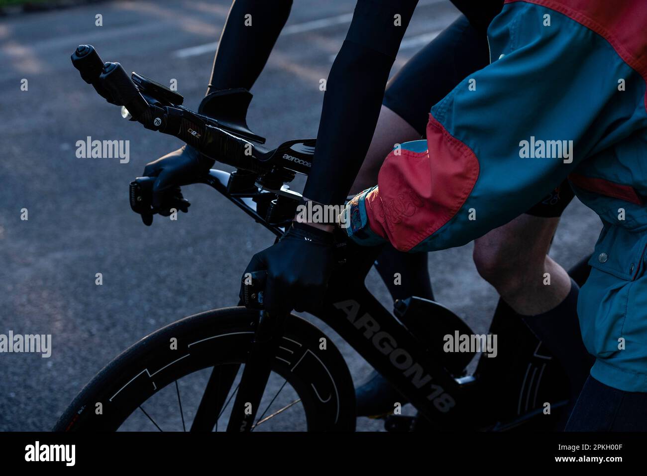 Bereit für das TT-Rennen, Rennwagen und Motorrad. Stockfoto