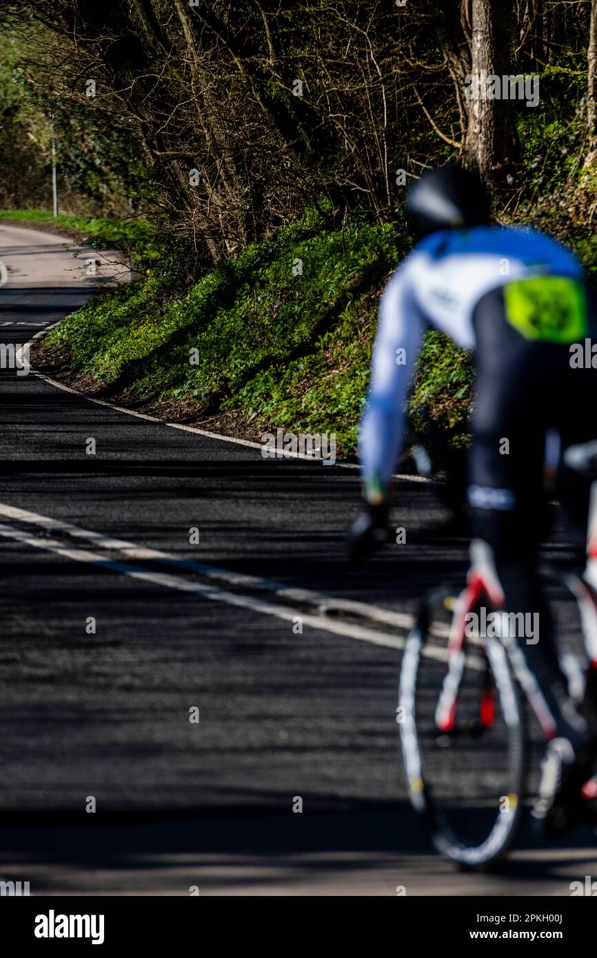 Radfahren, TT-Rennfahrer, der die Straße überquert Stockfoto