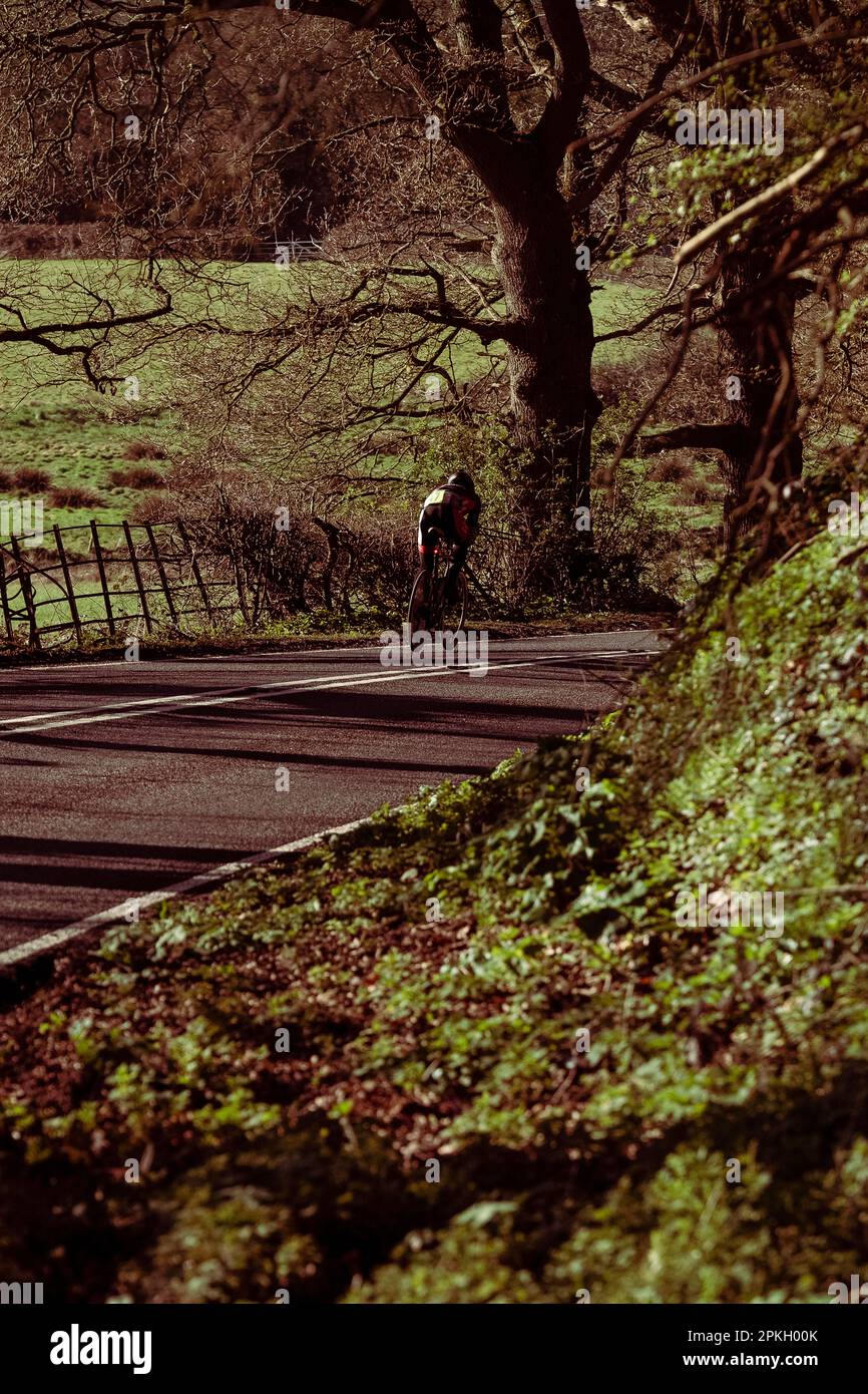 Zeitanhänger, bei einem Radrennen, Rennfahrer in Aero-Position Stockfoto