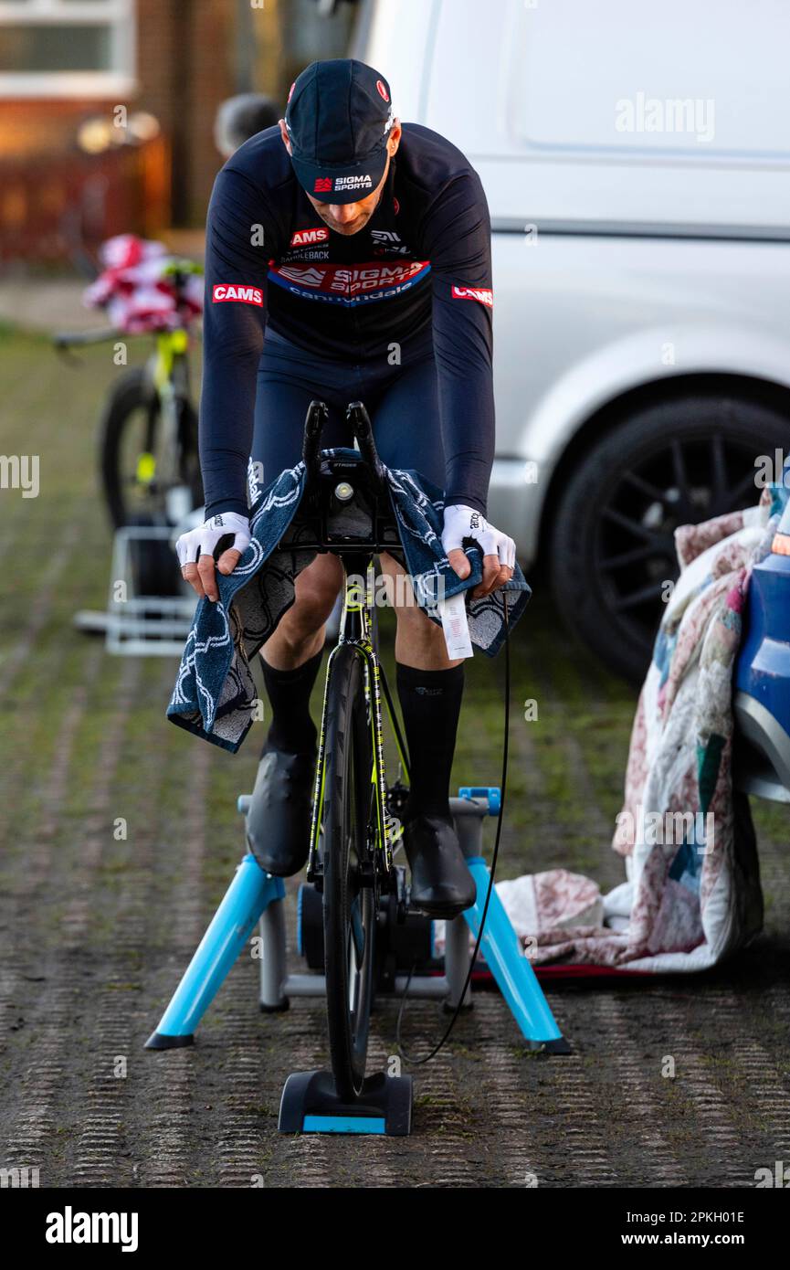 Zeitfahrer, TT macht sich auf das Rennen vorbereitet, wärmt auf Stockfoto