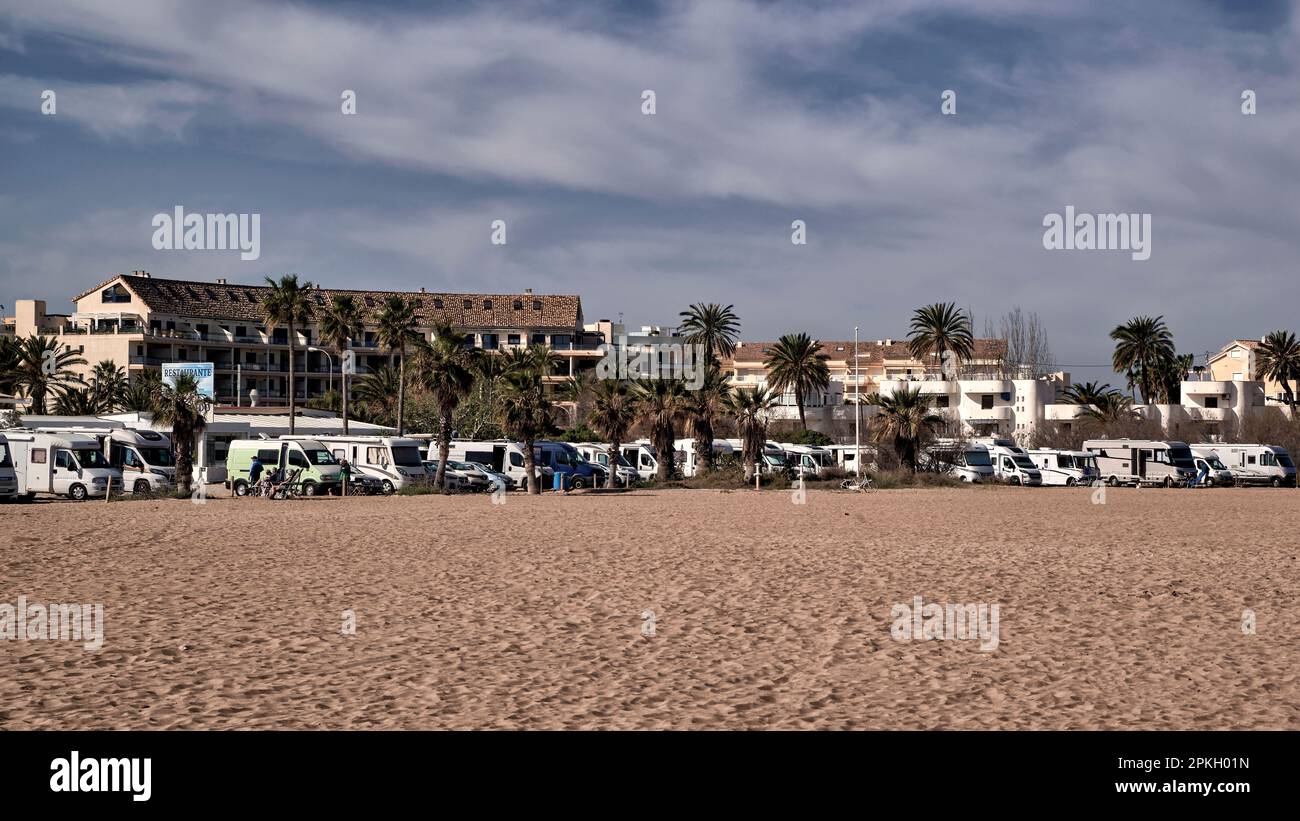 Strand Les Marines in der Hafenstadt Ostspanien, eingebettet vom Mittelmeer. Provinz Alicante, Gemeinschaft Valencia, Spanien, Europa Stockfoto