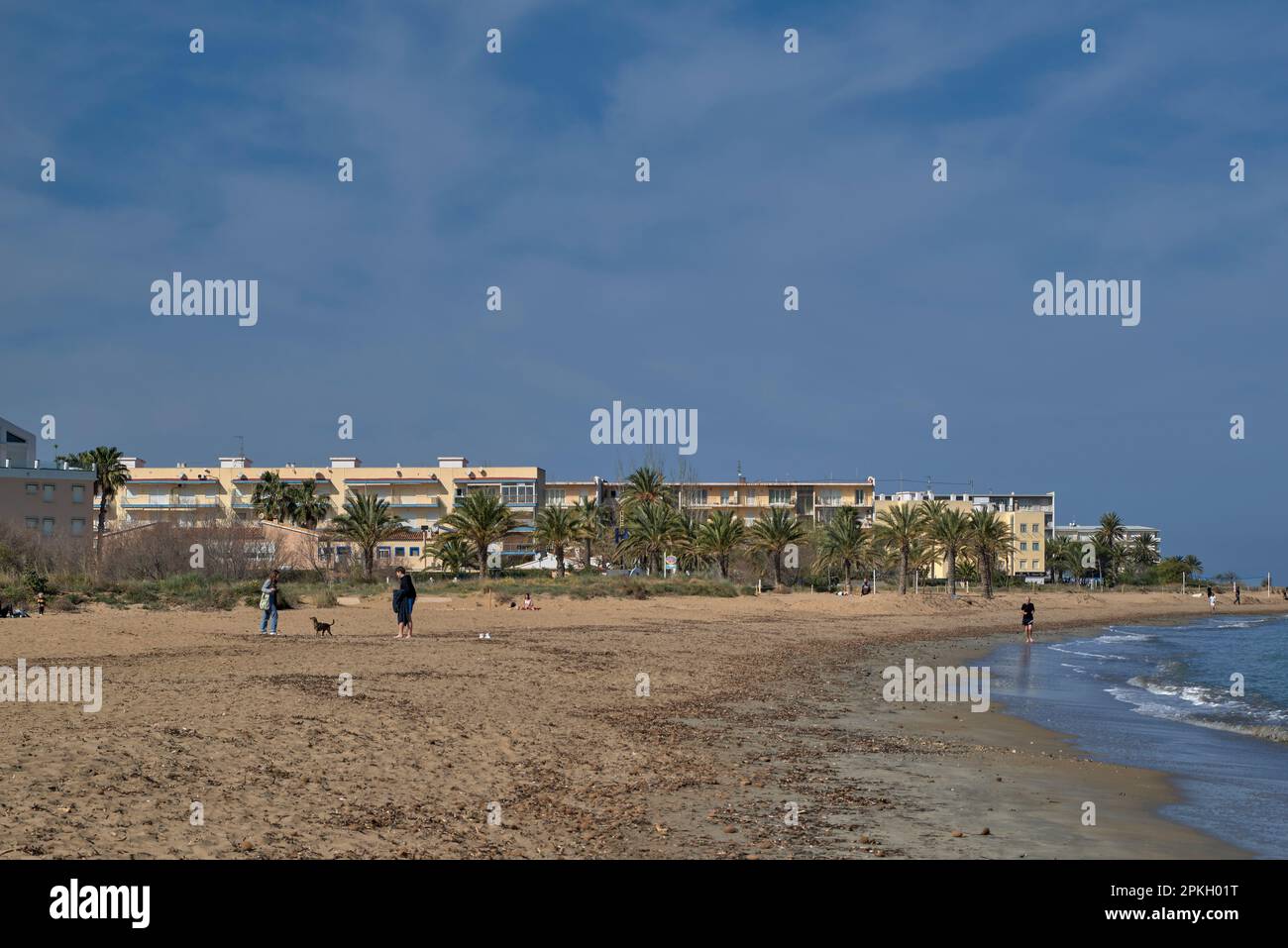 Strand Les Marines in der Hafenstadt Ostspanien, eingebettet vom Mittelmeer. Provinz Alicante, Gemeinschaft Valencia, Spanien, Europa Stockfoto
