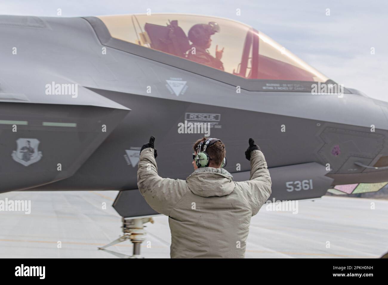 Ein Besatzungschef der 158. Fighter Wing Maintenance Group signalisiert LT. Colonel Robert Peel, einem F-35A Lightning II Piloten, der der 134. Fighter Squadron, 158. Fighter Wing, zugewiesen wurde, bevor er zu einer Ausbildungsmission von der Vermont Air National Guard Base, South Burlington, Vermont, April 3, abhebt. 2023. Die Ausbildungsmission ist eine Ausbildungsübung zur Agile Combat Employment. (USA Air Force Foto von Tech. Sgt. Richard Mek93 (USA Air National Guard Foto von Tech. Sgt. Richard Mek93) Stockfoto