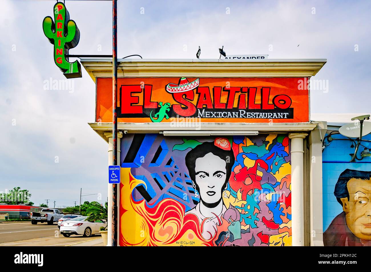 Ein Wandgemälde schmückt die Seite des mexikanischen Restaurants El Saltillo, 2. April 2023, in Gulfport, Mississippi. El Saltillo wurde 1996 eröffnet. Stockfoto