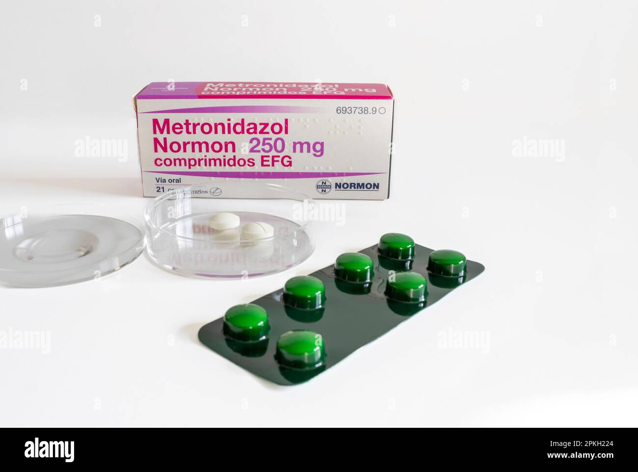 Palafolls, Barcelona/España; 04 12 2023: Ein Medikament, das als antiprotozoales und antibakterielles Mittel wirkt. Prophylaxe bakterieller Infektionen. Stockfoto