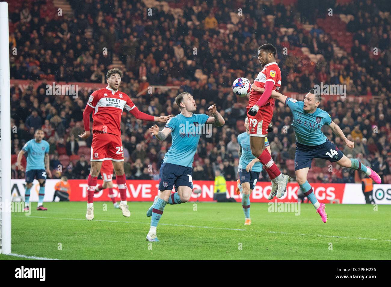 Chuba Akpom von Middlesbrough leitet den Ball, kann ihn aber nicht auf das Tor richten, während des Sky Bet Championship-Spiels zwischen Middlesbrough und Burnley im Riverside Stadium, Middlesbrough am Freitag, den 7. April 2023. (Foto: Trevor Wilkinson | MI News) Stockfoto