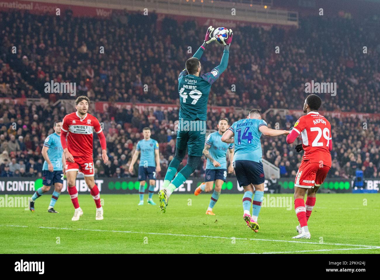 Burnley Torwart Arijanet Muric fängt den Ball aus einer Ecke während des Sky Bet Championship-Spiels zwischen Middlesbrough und Burnley im Riverside Stadium, Middlesbrough, am Freitag, den 7. April 2023. (Foto: Trevor Wilkinson | MI News) Stockfoto