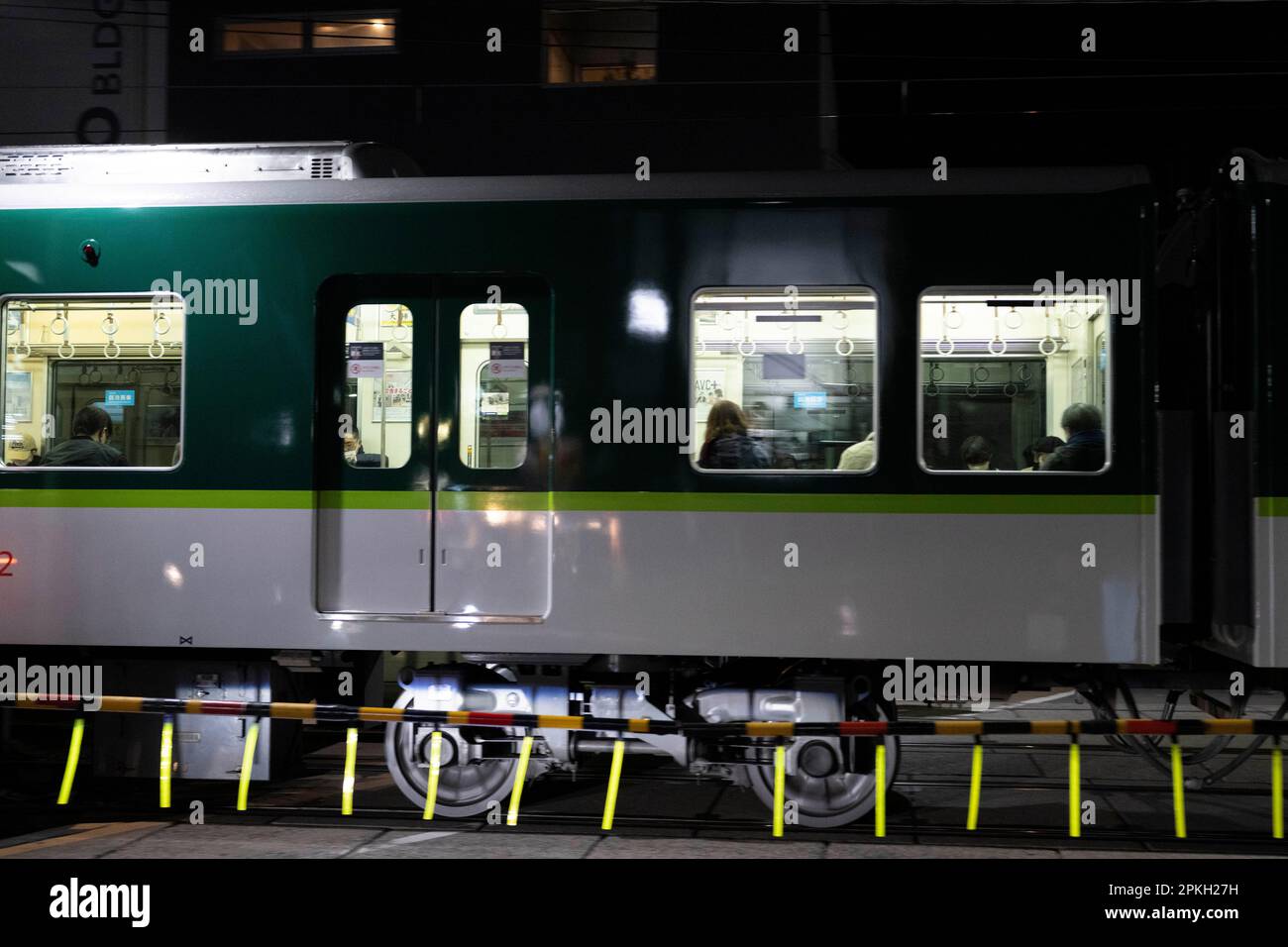 Kyoto, Japan. 6. März 2023. Ein Zug der Keihan Main Line fährt nachts durch eine Kreuzung auf einer Stufe. Die Keihan Main Line (ä°¬é˜ªæœ¬c·š, Keihan-honsen) ist eine Eisenbahnlinie für öffentliche Verkehrsmittel in Japan, die von der Keihan Electric Railway betrieben wird. Es verkehrt zwischen dem Bahnhof SanjÅ in Kyoto und dem Bahnhof Yodoyabashi in Osaka. Kyoto ist die ehemalige Hauptstadt Japans und heute die Hauptstadt der Präfektur Kyoto. Es liegt in der Kansai-Region auf der Insel Honshu. Kyoto ist bekannt für seine vielen Tempel, Schreine und Gärten. Es ist auch die Heimat des Kaiserpalastes von Kyoto, der ehemaligen Residenz des Kaisers von Ja Stockfoto