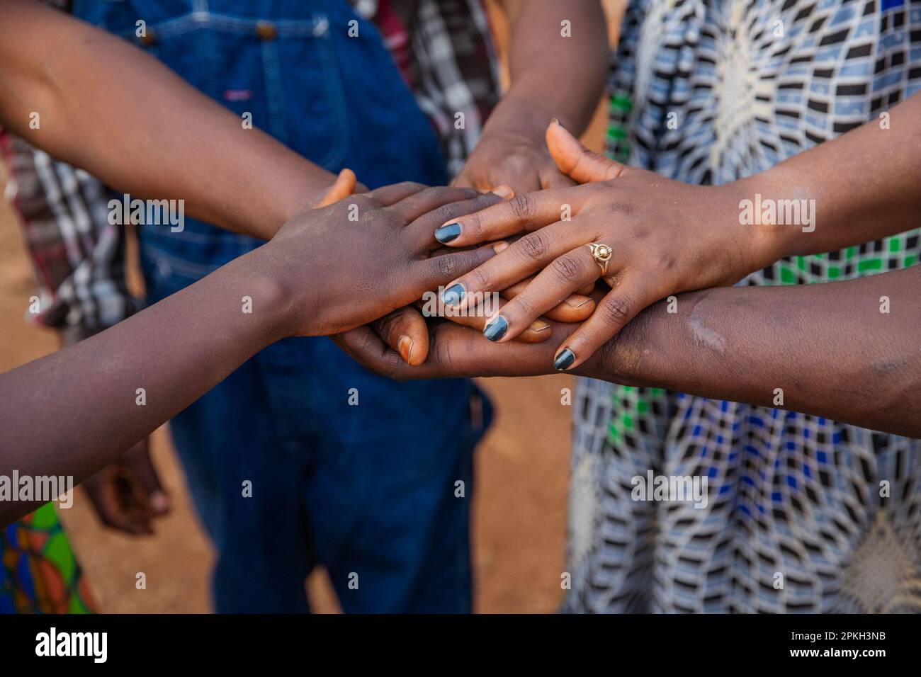 Hände afrikanischer Menschen übereinander, Konzept der Einheit Stockfoto