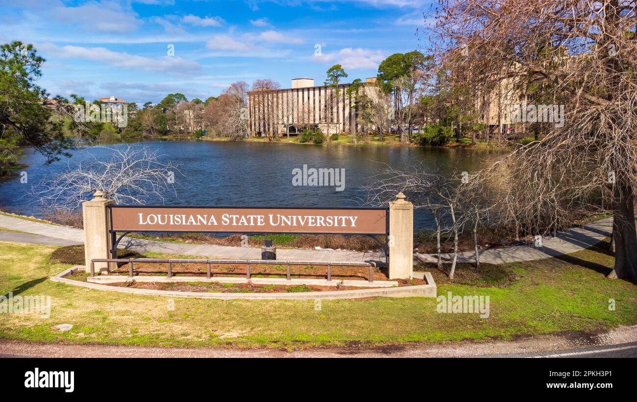 Baton Rouge, LA - Februar 2023: Schild der Louisiana State University auf dem Campus Stockfoto