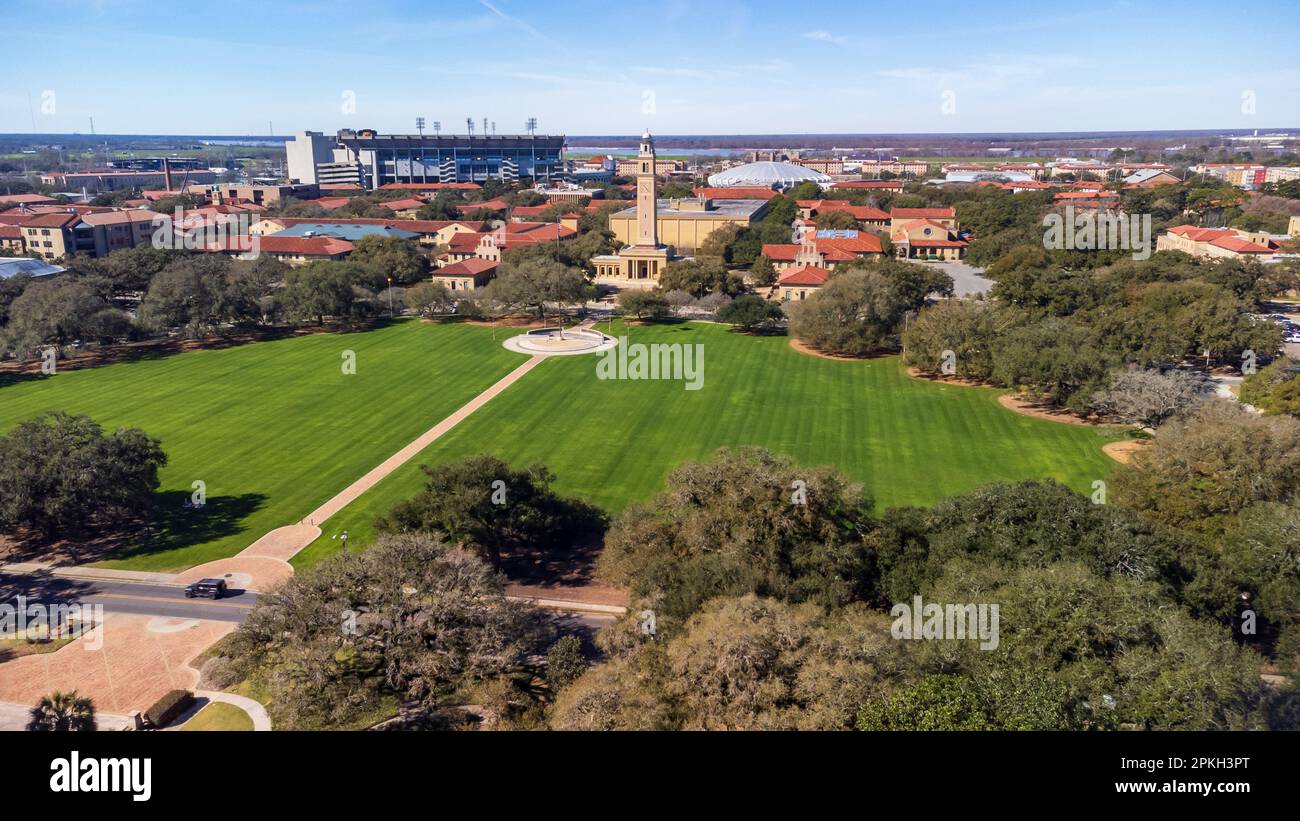 Baton Rouge, LA - Februar 2023: Der Memorial Tower auf dem LSU-Campus ist ein Denkmal für Louisianer, die im Ersten Weltkrieg starben, mit Tiger Stadium und dem Pete Ma Stockfoto