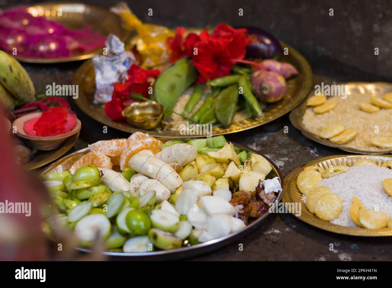 Verschiedene Früchte, Gemüse und Süßigkeiten werden in Messingtellern zusammengehalten, um Puja-Rituale bei hinduistischen Festivals von Durga Puja, kali Puja, Saras zu veranstalten Stockfoto