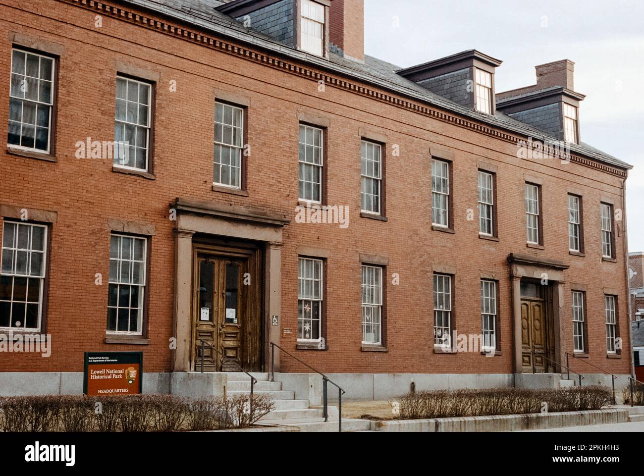 Das schöne Backsteingebäude des Lowell National Historic Park in Lowell, Massachusetts. Das Bild wurde auf einem analogen Farbfilm aufgenommen. Stockfoto