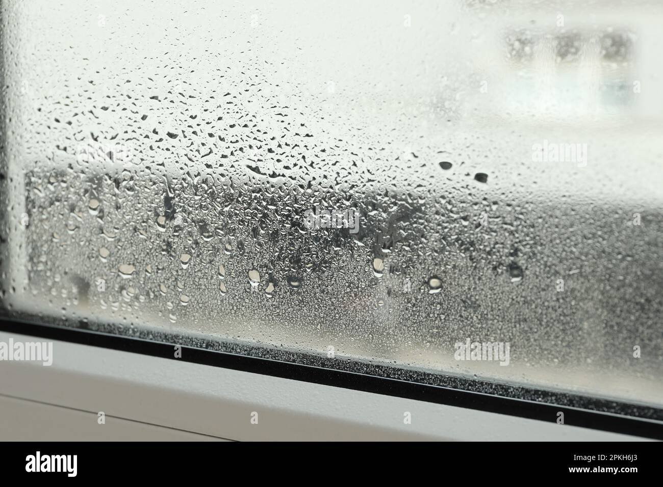 Fensterglas mit Tropfen Kondensat im Innenbereich, geschlossen  Stockfotografie - Alamy