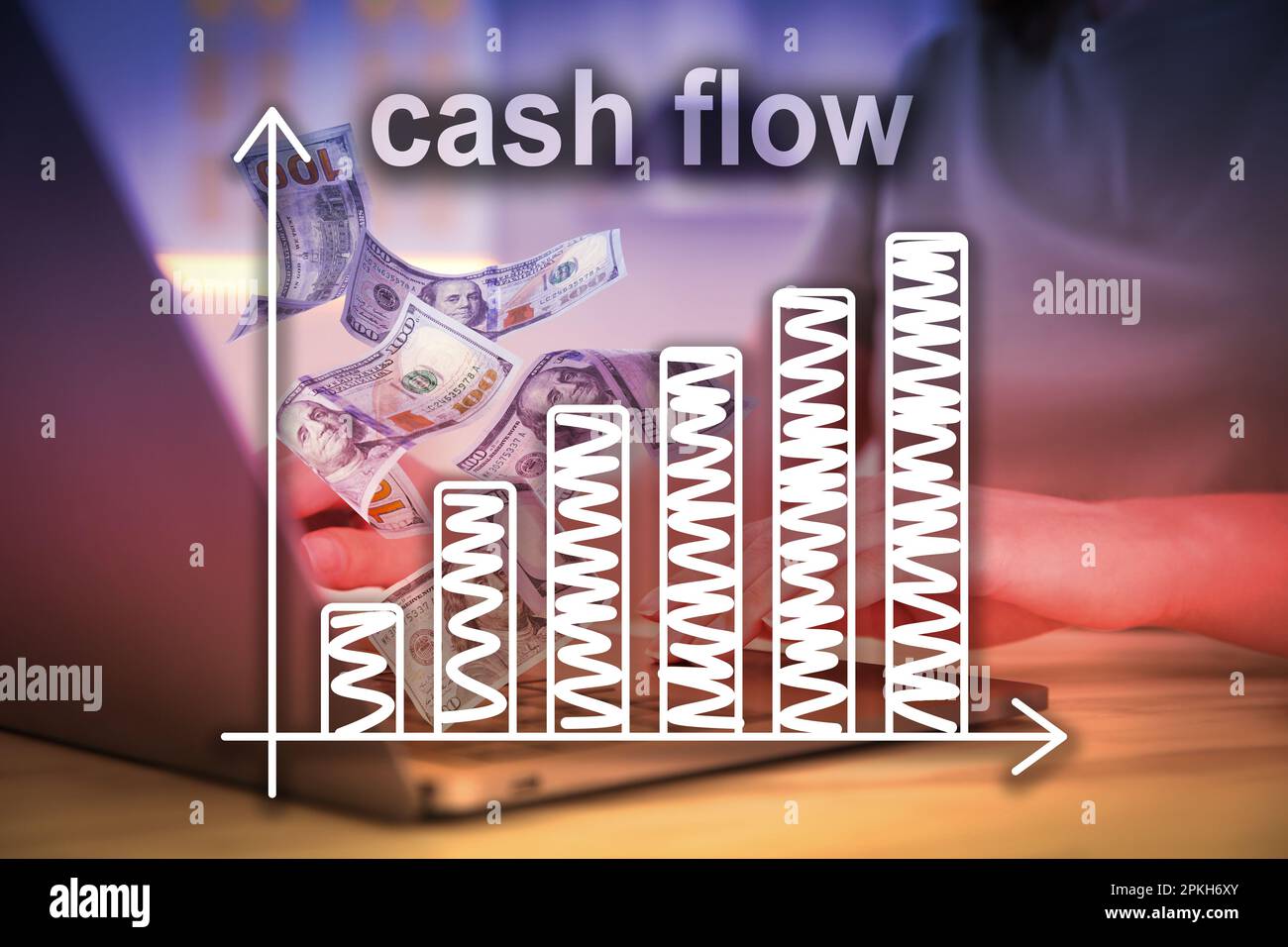 Cashflow-Konzept. Abbildung einer Grafik und einer Frau, die am Tisch ein Notebook benutzt, um Geld zu verdienen Stockfoto