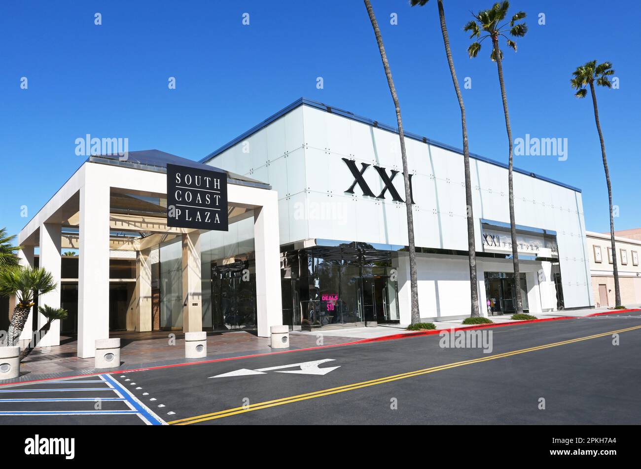 COSTA MESA, KALIFORNIEN - 4. April 2023: Forever XXI Store in South Coast Plaza. Stockfoto