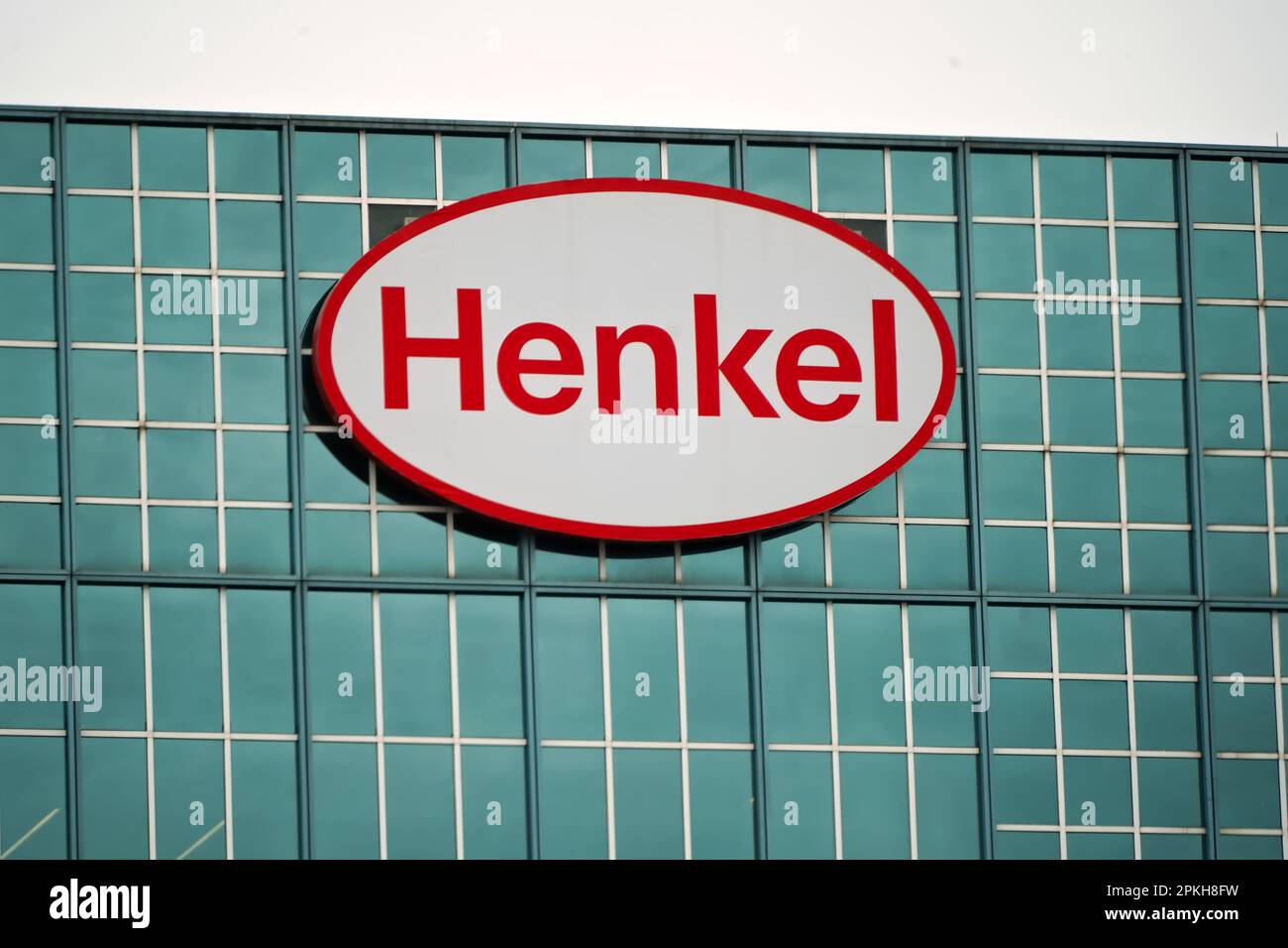 Stamford, CT - 7. April 2023 : Henkel America Firmensitz Logo in Connecticut Stockfoto