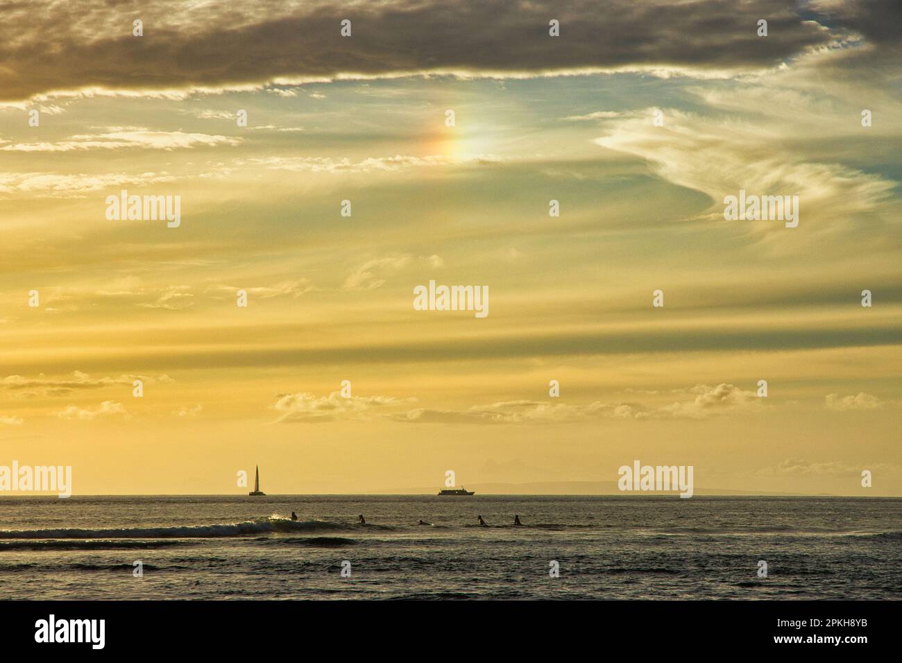 Wunderschöne Sonnenuntergangslandschaft mit winziger Regenbogenbeleuchtung. Stockfoto