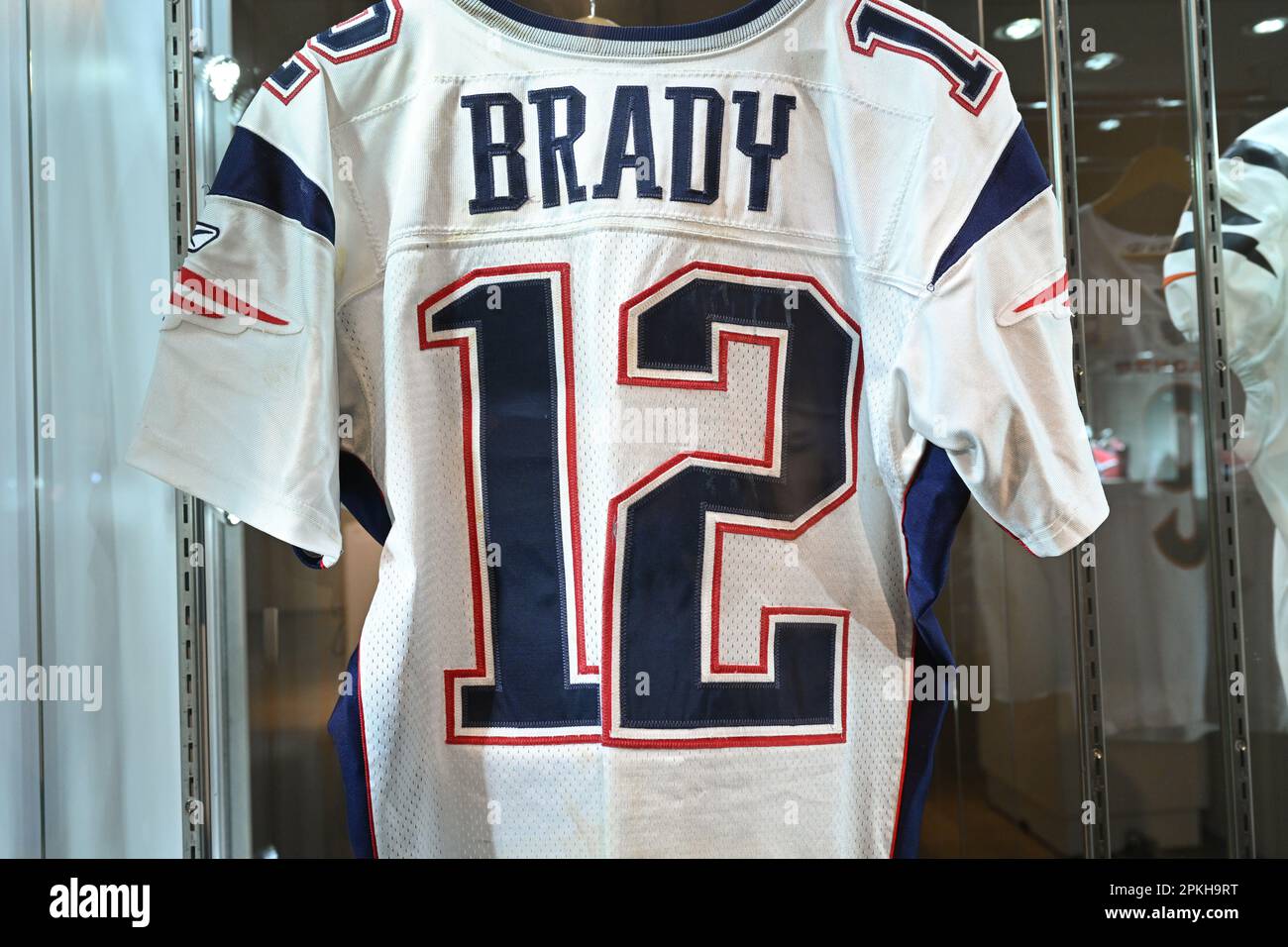 Tom Brady 2004 New England Patriots trug bei VICTORIAM, einer speziellen zweiteiligen Sammlung von Sportartefakten auf A, eine komplette Uniform Stockfoto
