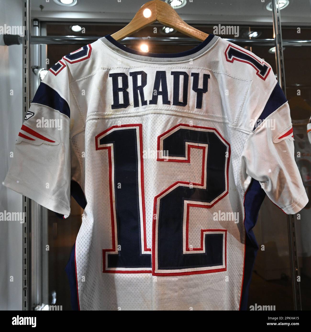 Tom Brady 2004 New England Patriots trug bei VICTORIAM, einer speziellen zweiteiligen Sammlung von Sportartefakten auf A, eine komplette Uniform Stockfoto