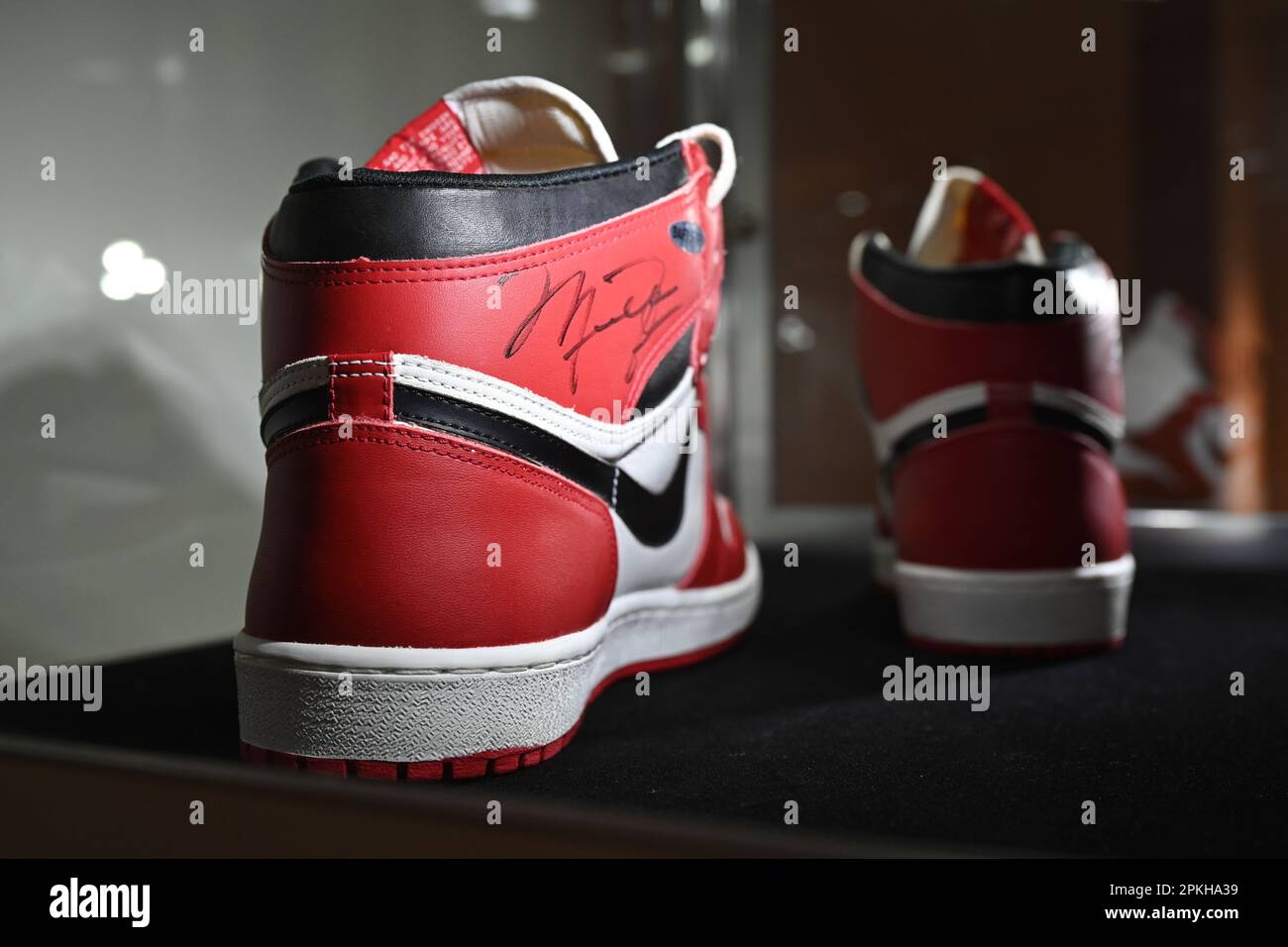 Michael Jordan signierte 1985 „Player Sample“ Air Jordan 1s auf der VICTORIAM, einer speziellen zweiteiligen Sammlung von Sportartikeln im auc Stockfoto