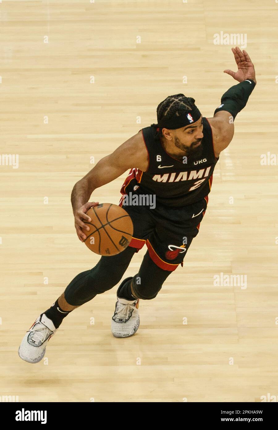 Washington, USA. 07. April 2023. WASHINGTON, DC - 07. APRIL: Miami Heat Guard Gabe Vincent (2) über den Angriff während eines NBA-Spiels zwischen den Washington Wizards und der Miami Heat am 07. April 2023 in der Capital One Arena in Washington, DC. (Foto: Tony Quinn/SipaUSA) Guthaben: SIPA USA/Alamy Live News Stockfoto