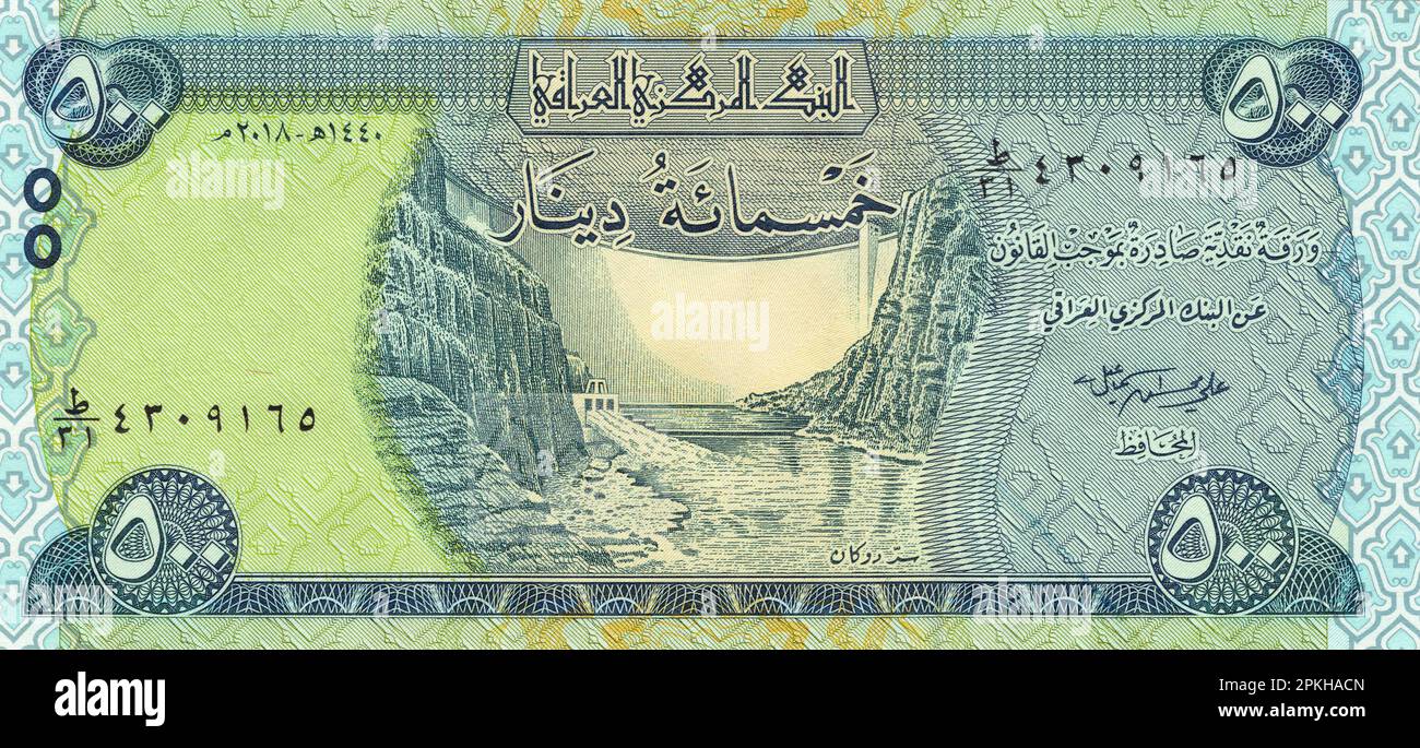 Blick auf die Aussichtsseite einer irakischen Banknote eines 500-Dinar, ausgestellt 2018 mit dem Bild des Dukan-Staudamms im Zentrum. Stockfoto