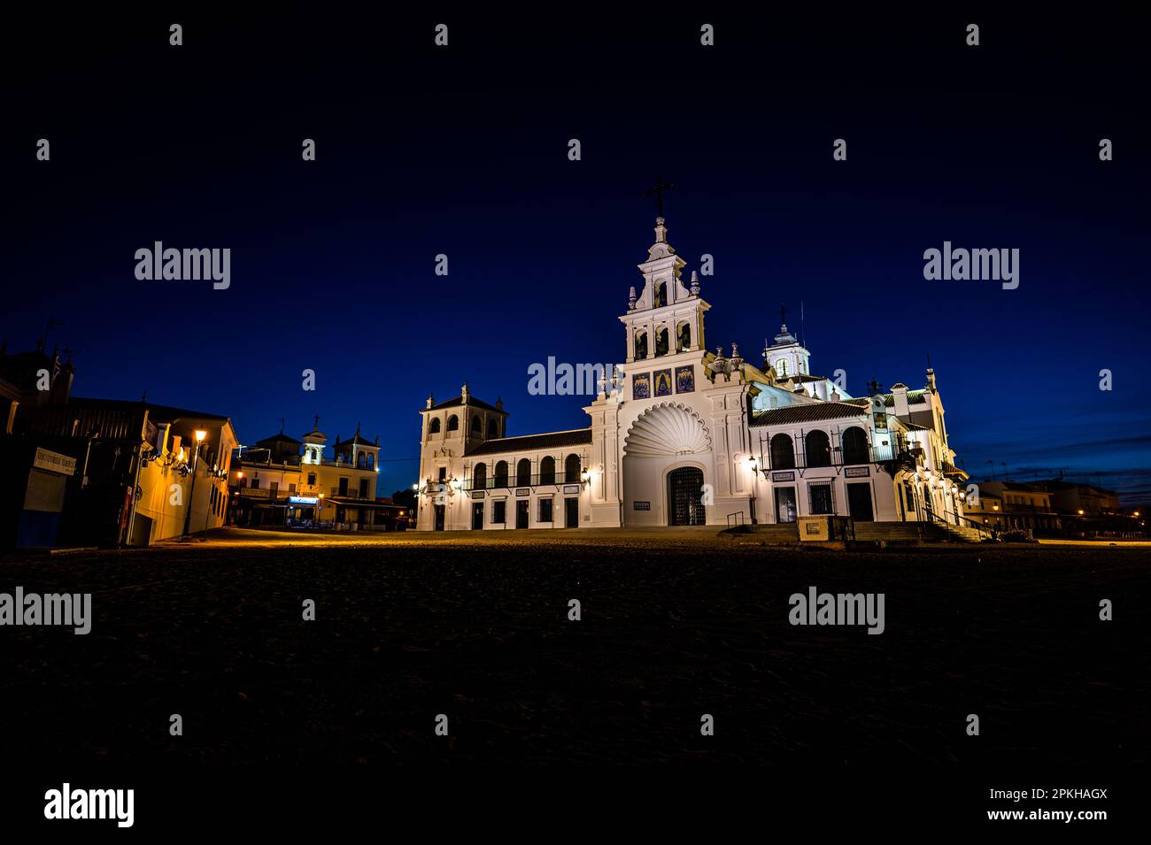 El Rocío Kirche in Spanien wenige Minuten vor Sonnenaufgang. Stockfoto