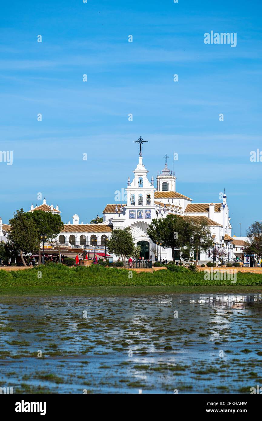 Kirche El Rocío, Spanien und Blick auf den See Stockfoto
